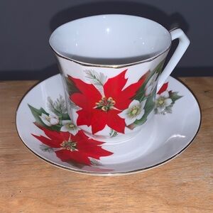 🎄🎄Vintage Poinsettia Teacup and Saucer Set